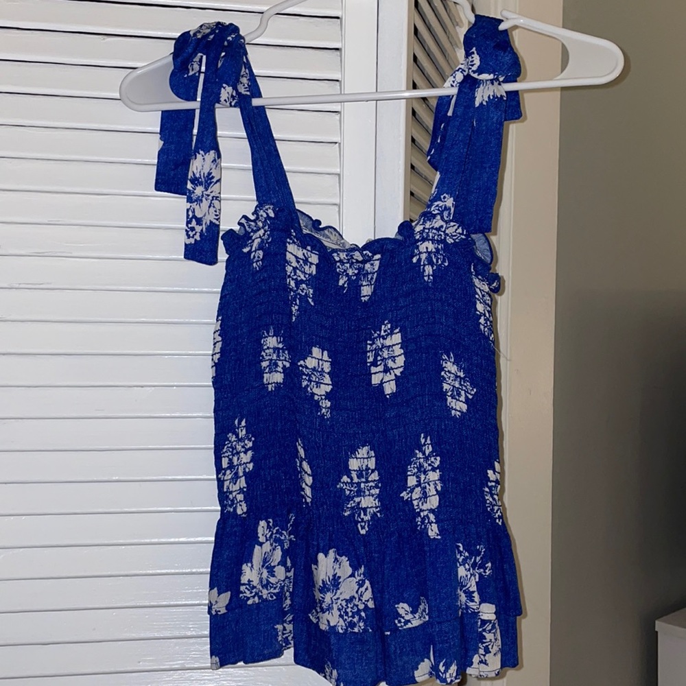 Boutique blue floral top size small